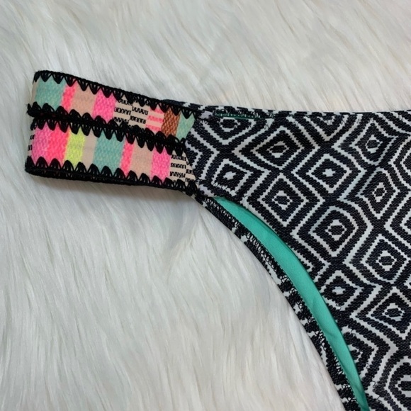 NWOT Shade & Shore Geometrical Pattern Cheeky Fit Bottom Medium - Picture 2 of 11